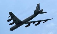 យន្តហោះ B-52 របស់អាមេរិកដំណើរការហោះហើនៅតំបន់សមុទ្រ Hoa Tung
