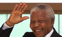 ប្រជាជនអាហ្វ្រិកខាងត្បូងនិងមិត្តភ័ក្តអន្តរជាតិចូលរួមពិធីរំលឹកវិញ្ញាណខ័ណ្ឌ លោក Nelson Mandela 