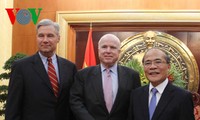 ប្រធានរដ្ឋសភាវៀតណាមលោក Nguyen Sinh Hung ទទួលជួបសន្ទនាជាមួយព្រឹទ្ធសមាជិកអាមេរិក John McCain