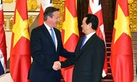នាយករដ្ឋមន្ត្រី Nguyen Tan Dung អញ្ជើញជួបសន្ទនាជាមួយនាយករដ្ឋមន្ត្រី  David Cameron