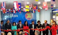 ការតាំងពិព័រណ៌ “ASEAN- 48 ឆ្នាំសន្តិភាពនិងអភិវឌ្ឍន័ ២០ឆ្នាំ វៀតណាមចូលរួមអាស៊ាន” នៅទីក្រុងហាណូយ