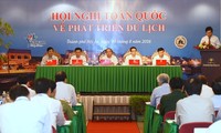 នាយករដ្ឋមន្ត្រីលោក Nguyen Xuan Phuc សង្កត់ធ្ងន់ទៅលើដំណោះស្រាយដើម្បីផ្នែកទេសចរណ៍រួមចំណែក១០%ចូល GDP