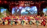 ឧបនាយករដ្ឋមន្ត្រី Vu Duc Dam អញ្ជើញចូលរួមកម្មវិធីទេសចរណ៍៖ឆ្លងកាត់បណ្ដាតំបន់កេរ្តិ៍ដំណែល Viet Bac