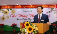 ឧបនាយករដ្ឋមន្ត្រី Vuong Dinh Hue អញ្ជើញទៅជូនពរឆ្នាំថ្មីធនាគារ Vietcombank