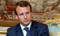 បេក្ខជនប្រធានាធិបតីបារាំង លោក Emmanuel Macron  ពិភាគ្សាជាមួយ នាយករដ្ឋមន្ត្រីអង់គ្លេស 