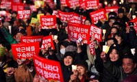 ការធ្វើបាតុកម្មរវាងភាគីគាំទ្រនិងភាគីប្រឆាំងលោកស្រី Park Geun-hye ប្រព្រឹត្តទៅនៅទីក្រុង Seoul