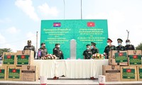 Markas Komando Tentara Penjaga Perbatasan Vietnam Sampaikan Peralatan Medis untuk Pencegahan dan Pengendalian Pandemi COVID-19 kepada Laos dan Kamboja