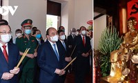 Presiden Nguyen Xuan Phuc Membakar Hio Menyampaikan Penghormatan Kepada Presiden Ho Chi Minh