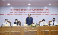 Ketua MN Vuong Dinh Hue Kunjungi dan Mengucapkan Selamat kepada Sejumlah Kantor-kantor Pemberitaan pada Peringatan 96 Tahun Hari Pers Revolusioner Vietnam