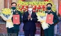 Presiden Nguyen Xuan Phuc Menyampaikan Keputusan Kenaikan Pangkat Terhadap Para Perwira Tinggi Tentara