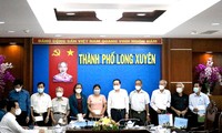 Wakil Ketua Harian MN Tran Thanh Man Memberikan Hadiah Tet kepada Keluarga Yang Mendapat Prioritas di An Giang