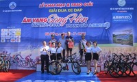 近300名运动员参加在岘港举行的“韩江回响”自行车比赛