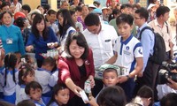 越南长高乳制品基金会向贫困儿童赠奶