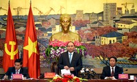 越南政府总理阮春福与海防市领导人举行工作座谈会