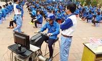 胡志明市团市委举行2016年交通安全活动