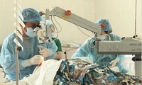 胡志明市为200名贫困病人免费治疗眼病