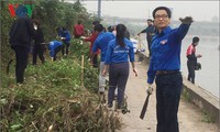 越南政府副总理武德担同青年团员一起参加打扫环境卫生