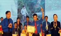 越南胡志明共青团中央向85名优秀青年颁发梁定果奖