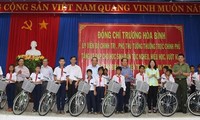 越南政府副总理张和平向好学贫困生赠送自行车