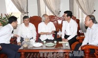 越南党和政府领导人探望一些地方并致以新春祝福