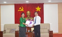 柬埔寨桔井省妇女和平发展协会代表团对平阳省进行工作访问