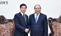 阮春福会见老挝万象市委书记兼市长辛拉冯
