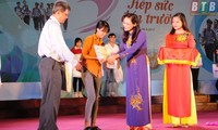 越南有关部门向北部19个省市的大学新生颁发“接力上学”助学金