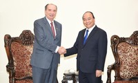 越南政府总理阮春福会见巴西外交部长费雷拉