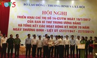 越南党和政府继续关心完善为国立功者政策