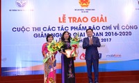 王庭惠出席2017年减贫工作新闻奖颁奖仪式