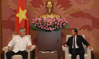 越南国会副主席杜伯巳会见古巴保卫革命委员会副主席亚内斯