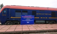 越南和中国首趟集装箱列车开行