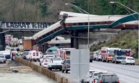  美国华盛顿州火车脱轨 致80多人死伤