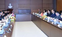 越南国会经济委员会主任武鸿青与老挝国会经济技术与环境委员会主任本邦举行会谈