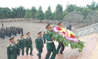 柬埔寨王家军代表团在嘉莱省德基县烈士墓园上香