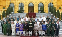 越南国家副主席邓氏玉盛会见昆嵩省为国立功者