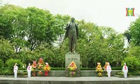 河内：敬献花圈纪念列宁诞辰148周年