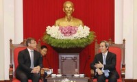 越共中央经济部部长阮文平会见澳大利亚全球环境大使萨克林