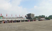 国庆节期间共有3.86万人次游客入陵瞻仰胡志明主席遗容