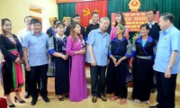 越共中央书记处常务书记陈国旺与安沛省穆庚寨县选民接触