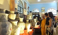 浮雕越南传统花纹的陶瓷百瓶创越南纪录