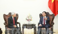 越南政府副总理王庭惠会见日本控股集团首席执行官伸足立