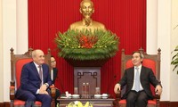 越共中央经济部部长阮文平会见俄罗斯天然气工业股份公司副总裁马尔科洛夫