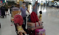 将300名在泰国的越南公民运送回国