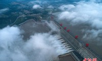 中国三峡枢纽开启11孔泄洪 