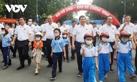 张和平副总理参加步行活动 倡导给儿童戴头盔
