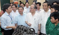 NA Chairman Nguyen Sinh Hung meets voters in Ha Tinh province