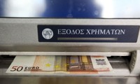 Greeks rush to withdraw savings
