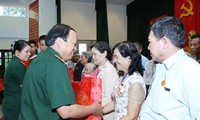 National Defense leader receives Vinh Long delegation