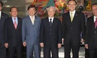 Party General Secretary Nguyen Phu Trong continues official visit to Singapore